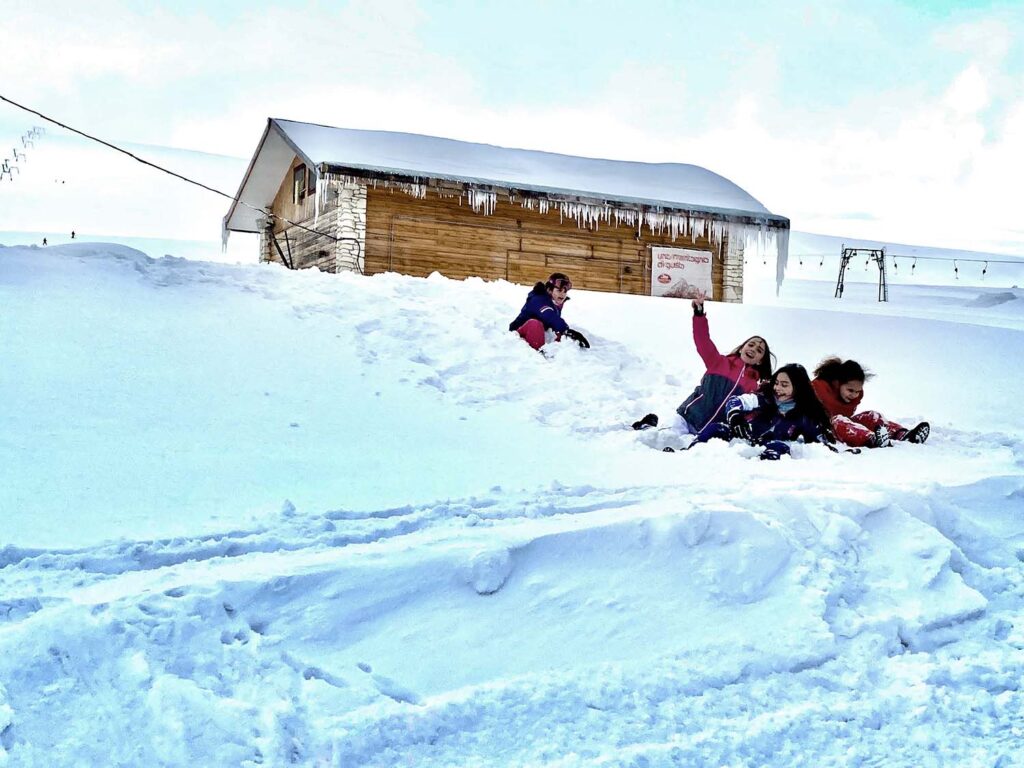 bimbi sulla neve con la scuola in abruzzo